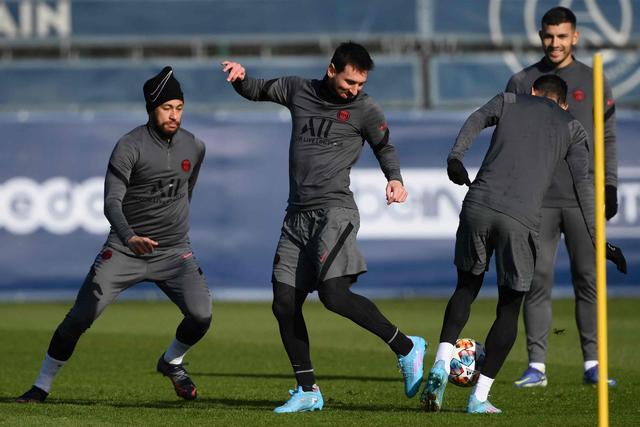 奥尼尔现场观看中国女篮比赛 与老友姚明重逢