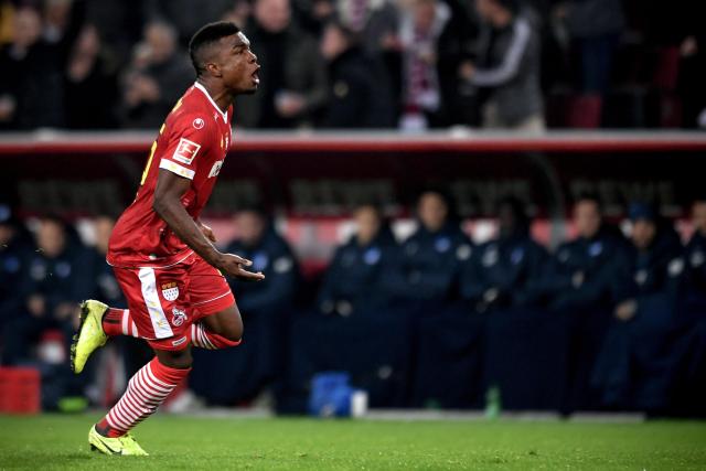 记者：李凯尔脚部仍有些肿胀 正常走路无大碍